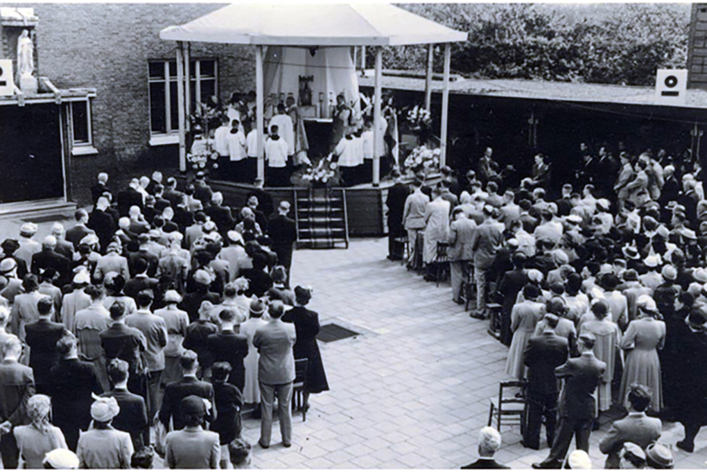 Muziekuitvoering op het schoolplein van de Brigida Meisjesschool.